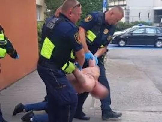 Pijany 44-latek zablokował windę. Odgrażał się ludziom, funkcjonariusze musieli użyć siły