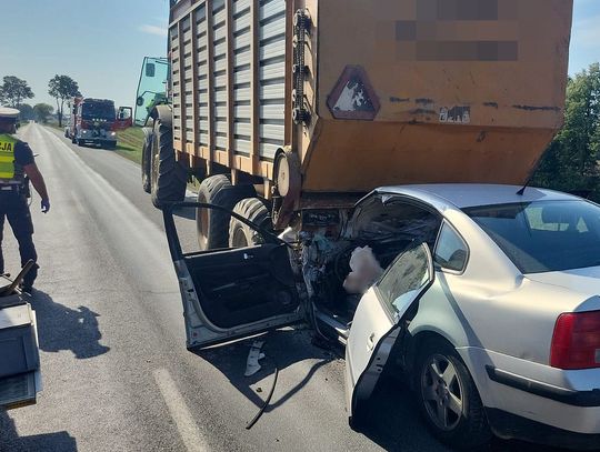 Pijany 54-latek wjechał passatem w przyczepę rolniczą. Pasażer zginął, kierowca ciężko ranny [FOTO]