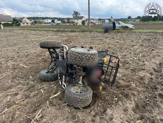 Pijany 56-latek próbował uciec policji na czterokołowcu. Przewrócił się po zjechaniu na zaorane pole