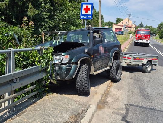 Pijany 56-latek wjechał Patrolem w barierki na moście. Po wszystkim uciekł, zostawiając na miejscu pasażera
