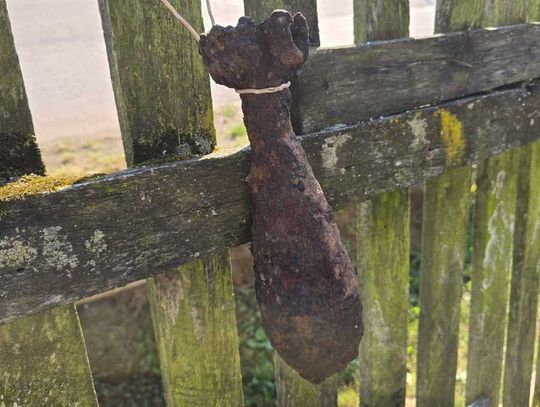 Pijany 68-latek groził sąsiadom wysadzeniem domu. Na płocie zawiesił pocisk moździerzowy