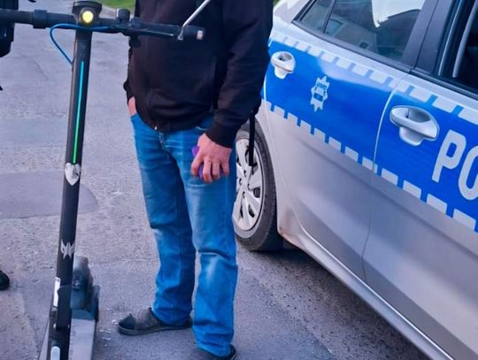 Pijany 68-latek jeździł na hulajnodze elektrycznej. Wpadł przez klapki na stopach