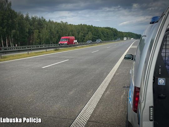 Pijany 68-latek na hulajnodze elektrycznej. Podróżował autostradą pod prąd