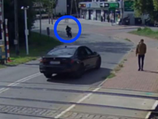 Pijany 68-latek nie zapanował nad skuterem i zderzył się z BMW