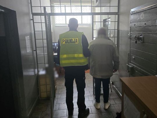 Pijany 74-latek jechał przez miasto z prędkością ponad 100 km/h. Policjanci zapobiegli tragedii