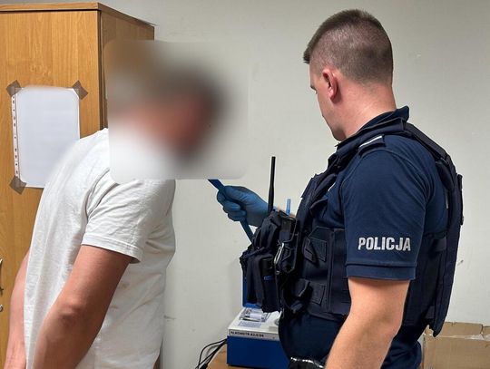 Pijany bez prawa jazdy wiózł poszukiwaną dziewczynę. Potem policjanci znaleźli przy niej narkotyki