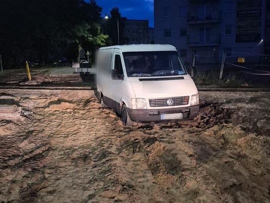 Pijany busiarz próbował przejechać przez rozkopany przejazd kolejowy. Potem schował się na pace