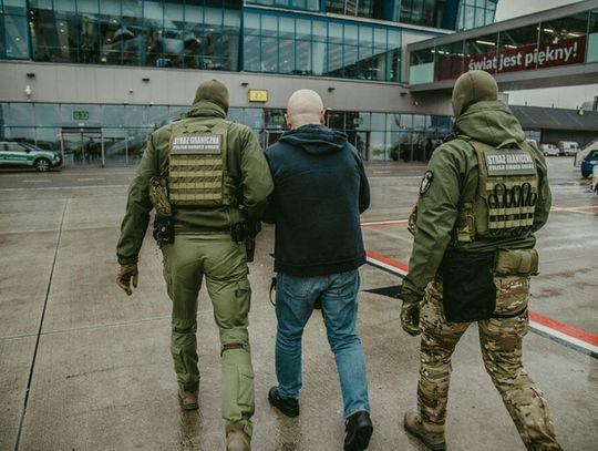 Pijany Czech palił papierosa w samolocie. Po wylądowaniu zajął się nim Zespół Interwencji Specjalnych Straży Granicznej