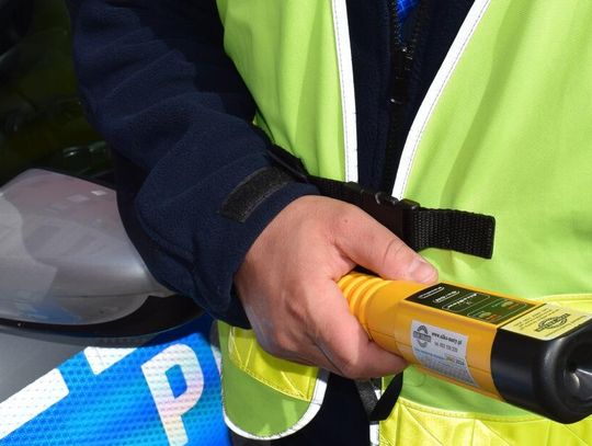 Pijany dekarz jechał rano autem do pracy. Nie miał prawka, ale bardzo chciał zdążyć na czas do pracy