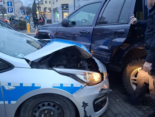 Pijany duet w jeepie wpadł po kradzieży paliwa za 1800 zł. Policja staranowała auto złodziei
