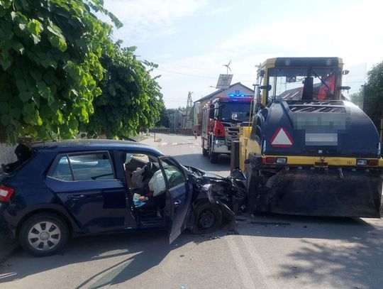 Pijany dziadek wjechał w walec drogowy. Poszkodowana została kobieta z dzieckiem