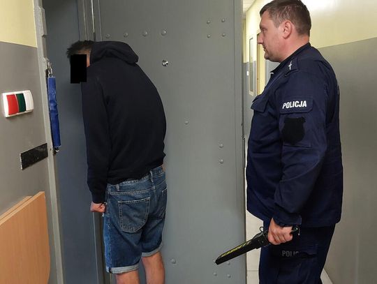 Pijany Gruzin przyjechał do sklepu, żeby kraść. Miał lewe tablice i trefny towar w aucie