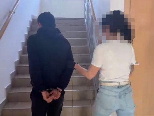 Pijany Gruzin urządził rajd ulicami Warszawy. Zabarykadował się w aucie i uderzał głową w szybę