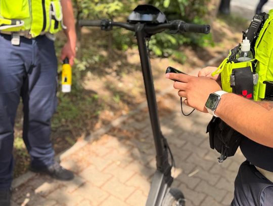 Pijany hulajnogista grzecznie przyjął mandat, ale policjanci i tak sprawdzili go w systemie. Był poszukiwany