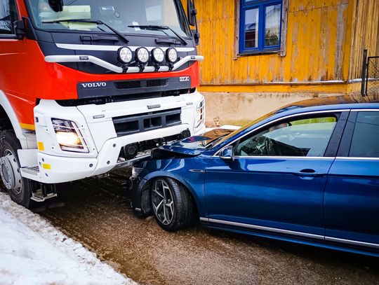 Pijany i po narkotykach uciekał policji. Kierowca Volkswagena zaliczył "czołówkę" z wozem strażackim
