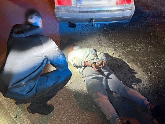 Pijany i poszukiwany uciekał Audi przed policją. Porzucił samochód, ale daleko nie dobiegł