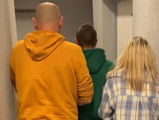 Pijany i z zakazem prowadzenia potrącił mężczyznę z dzieckiem. Auto było kradzione