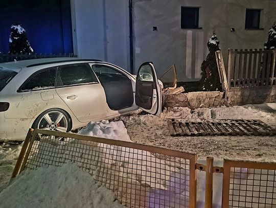Pijany kierowca audi "przeleciał" środkiem ronda. Zatrzymał się dopiero na ogrodzeniu szkoły