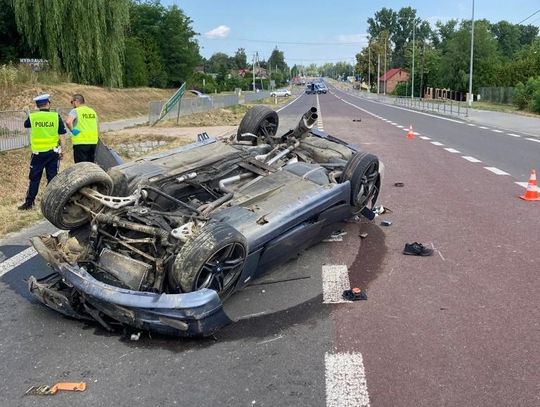 Pijany kierowca BMW dachował podczas wyprzedzania. Razem z pasażerem trafił do szpitala