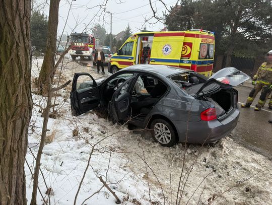 Pijany kierowca BMW o mało nie zderzył się z radiowozem. Wypadł z drogi i dachował w rowie