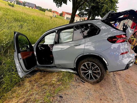 Pijany kierowca BMW rozbił się w rowie, wyszedł z auta i twierdził, że to nie on. Miał pecha, bo jechał za nim świadek
