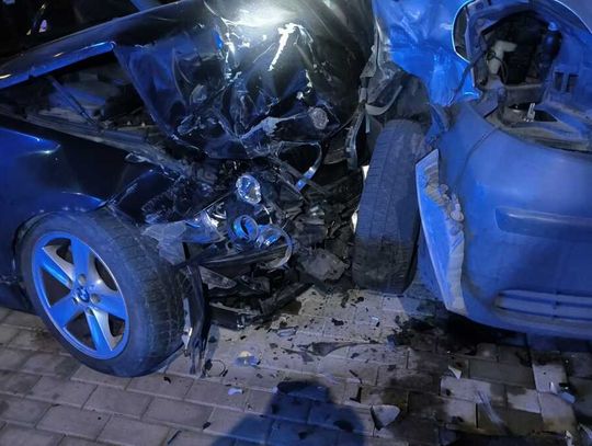 Pijany kierowca BMW rozbił trzy auta. Po zatrzymaniu odgrażał się policjantom