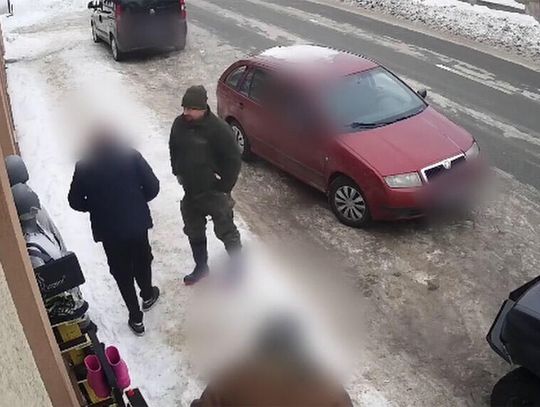 Pijany kierowca był bardzo niezadowolony, że dzielnicowy złapał go pod sklepem. Próbował się wyrwać i uciec