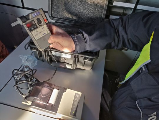 Pijany kierowca chciał przechytrzyć policjantów. Na widok radiowozu wyszedł z auta i zaczął je pchać