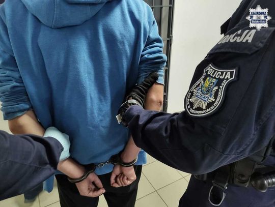 Pijany kierowca chciał przechytrzyć policjantów. Przysłonił tablicę rejestracyjną liściem kapusty