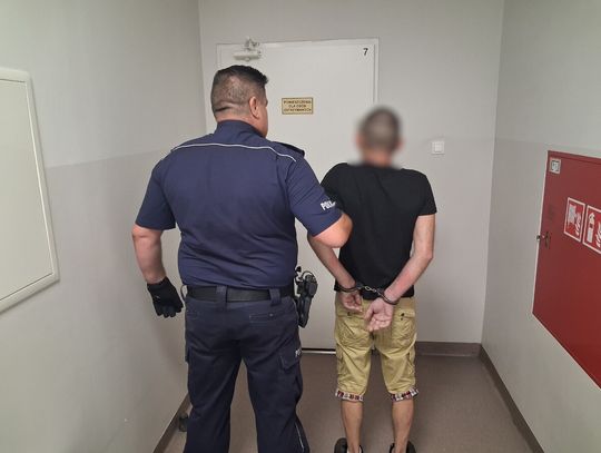 Pijany kierowca chciał uciec świadkom i wskoczył do stawu. Poddał się, gdy zrozumiał, że jest otoczony