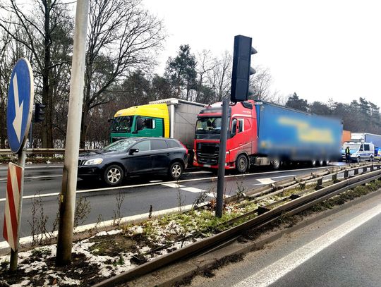 Pijany kierowca ciężarówki wjechał w osobówkę na światłach. Nie miał prawka, a pojazd OC i badań