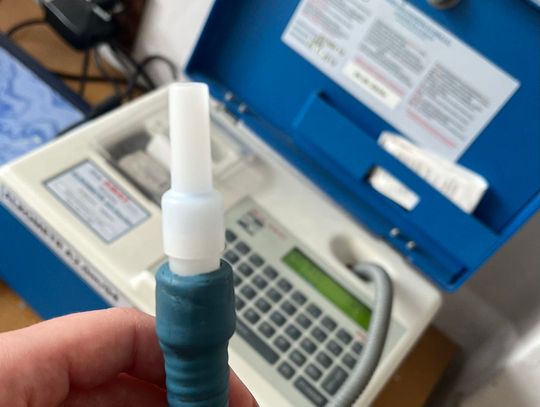 Pijany kierowca cofając wjechał w inne auto. Miał pecha, bo trafił na wóz tajniaków z kryminalnego