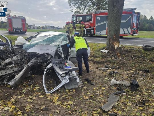 Pijany kierowca forda uderzył w drzewo i wpadł do rowu. Ciężko ranna została 20-letnia pasażerka