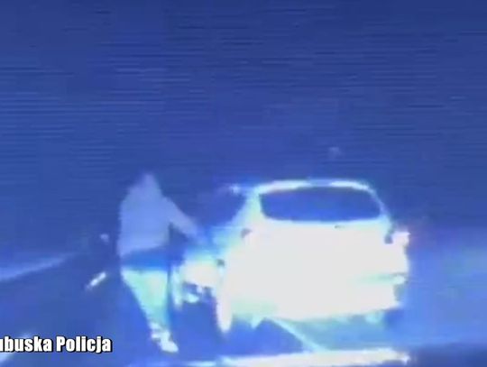 Pijany kierowca jechał całą szerokością drogi. Dogonił go dzielnicowy i wyrwał kluczyki. WIDEO