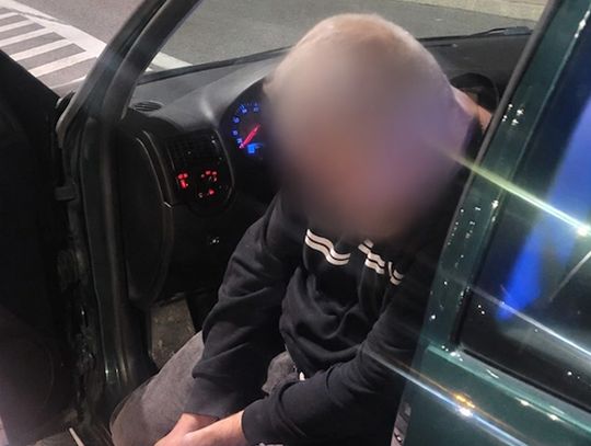Pijany kierowca jechał całą szerokością drogi. Podczas kontroli zaczął przysypiać na siedząco