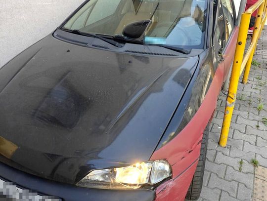 Pijany kierowca jechał chodnikiem po piwo, bo „było bliżej”. Utknął między barierkami a budynkiem