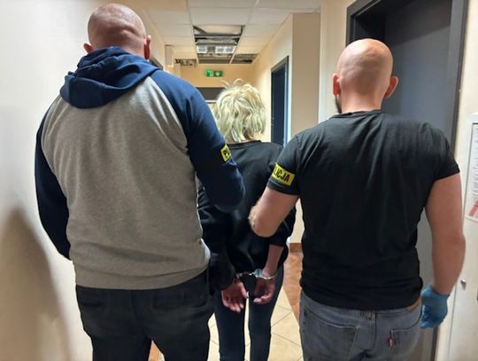 Pijany kierowca na zakazie wiózł poszukiwaną. W jej piwnicy policja znalazła arsenał narkotyków