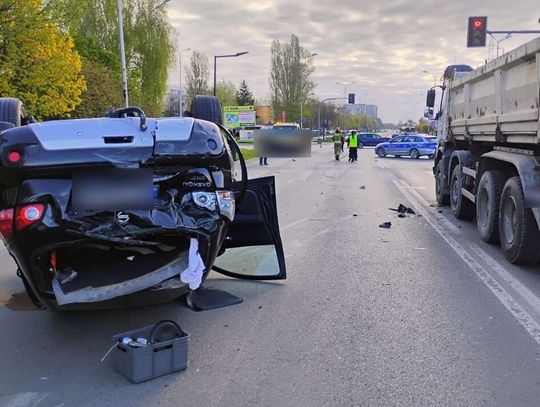Pijany kierowca nie widział czerwonego i wjechał na skrzyżowania. Doprowadził do zderzenia czterech aut