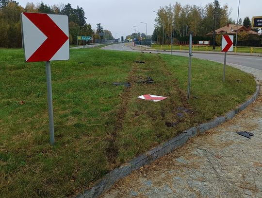 Pijany kierowca nie wyrobił na rondzie i pojechał prosto. Bełkotał, gdy złapał go policjant po służbie