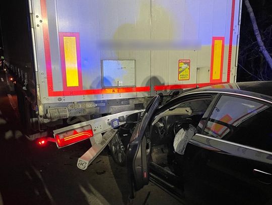 Pijany kierowca nie zauważył, że daf hamuje. Audi wbiło się w tył naczepy samochodu ciężarowego