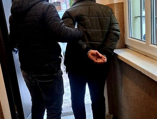 Pijany kierowca o 4 rano przyjechał na myjnię. Ledwo stał na nogach, świadek wezwał policję