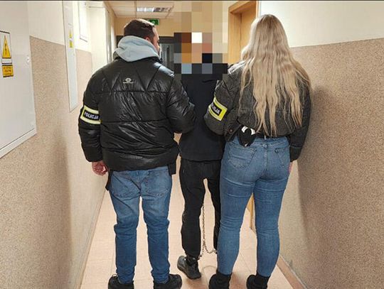 Pijany kierowca opla próbował potrącić policjanta, a potem zderzył się z audi. Miał na pokładzie kilogram zioła