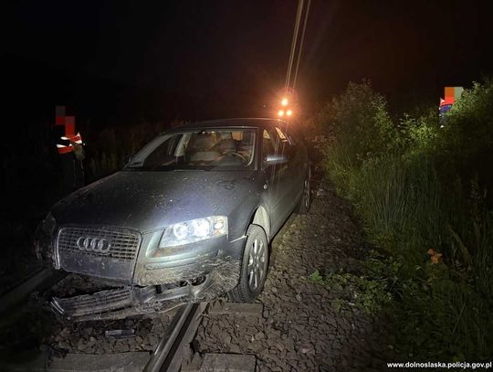 Pijany kierowca po wjechaniu na tory porzucił auto. Czujność maszynisty zapobiegła tragedii