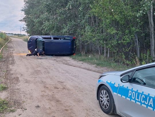 Pijany kierowca podczas pościgu przewrócił busa. Potem wygrzebał się przez okno i pobiegł do lasu