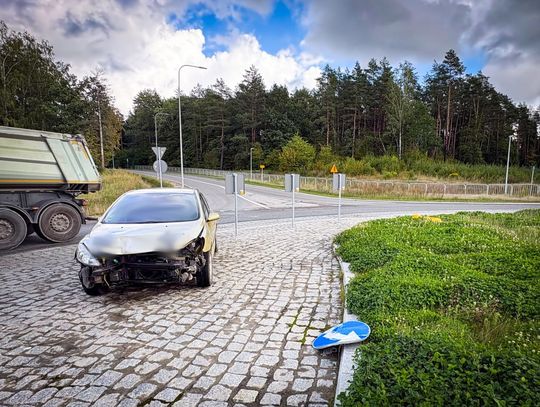 Pijany kierowca pokonany przez rondo. Skosił znaki, a potem porzucił auto na środku i uciekł
