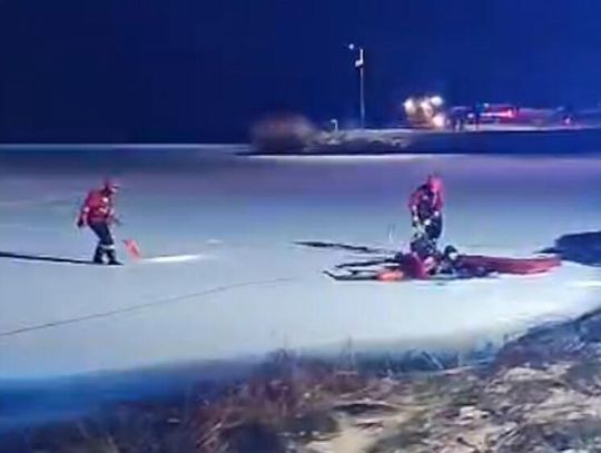 Pijany kierowca porzucił auto i wbiegł na zamarznięte jezioro. Lód się pod nim załamał