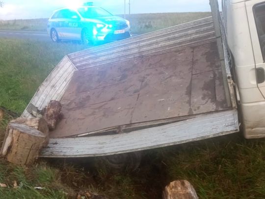 Pijany kierowca porzucił auto w rowie, ale wrócił, gdy przyjechała policja. Próbował udawać pasażera