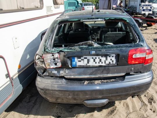 Pijany kierowca rozbijał auta na parkingu przy plaży. Uszkodził 10 i wjechał w namiot