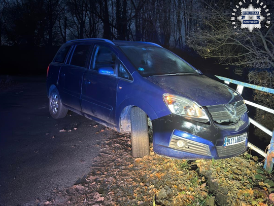 Pijany kierowca rozbił auto na barierkach i zniknął. Okazało się, że chowa się w rowie