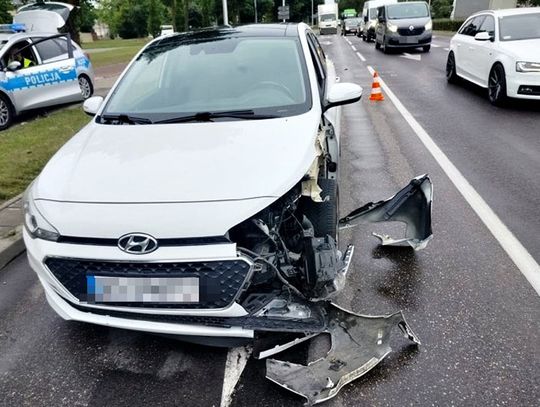 Pijany kierowca rozbił auto na drzewie i próbował nim dalej jechać. Dopiero na czerwonym świadek wyrwał mu kluczyki